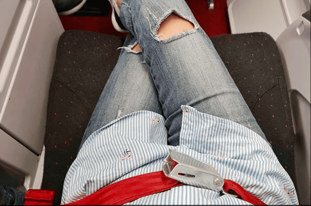 Схрещені ноги в літаку: чим загрожує популярна поза для сидіння