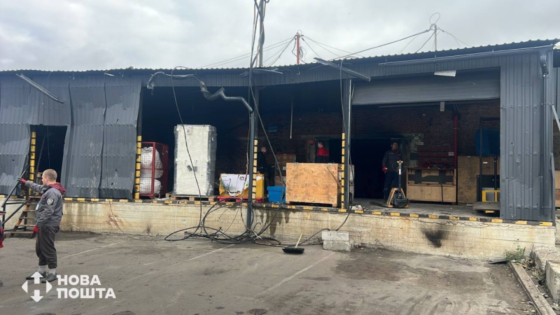 РФ атакувала сортувальне депо та відділення "Нової пошти" на Чернігівщині (фото)
