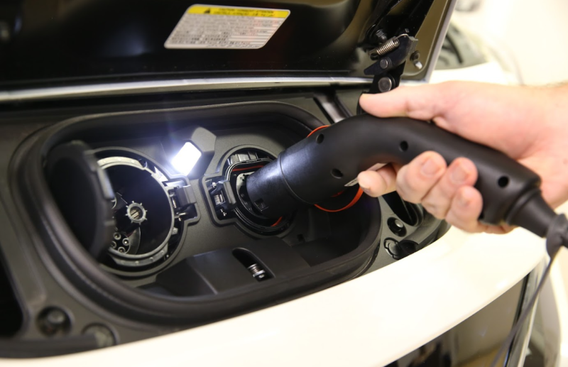 Доступ до розетки – 80% успіху: бліц з експертом про реалії електромобілів в Україні