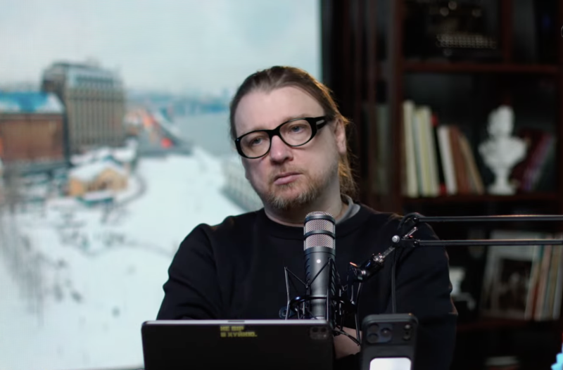 "Це треш!" Підозрюваного в держзраді "чорного" політтехнолога Петрова забронювало від мобілізації Національне меморіальне військове кладовище