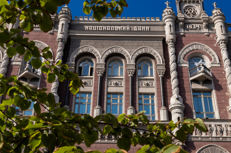 Долар йде на 45? Чому скаче курс гривні та чи зупинить НБУ валютні рекорди