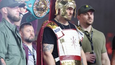 Шифр на шортах і 15 променів нокаутів: що насправді означав образ Усика на бої проти Верховена (фото)