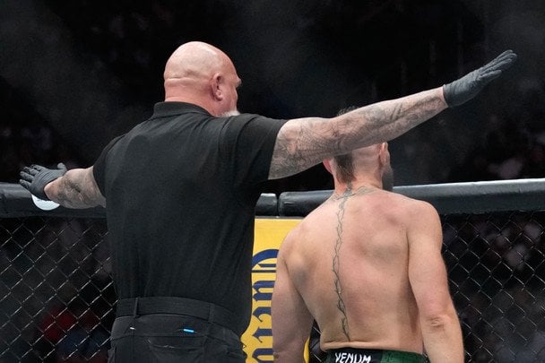 Макгрегор за хвилину програв перший бій в UFC після 5-річної паузи