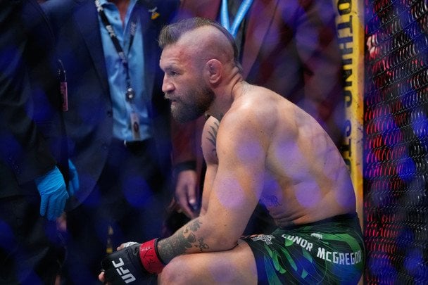 Макгрегор за хвилину програв перший бій в UFC після 5-річної паузи