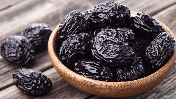 Не лише молоко: лікар назвав три доступні продукти для зміцнення емалі та щелепної кістки