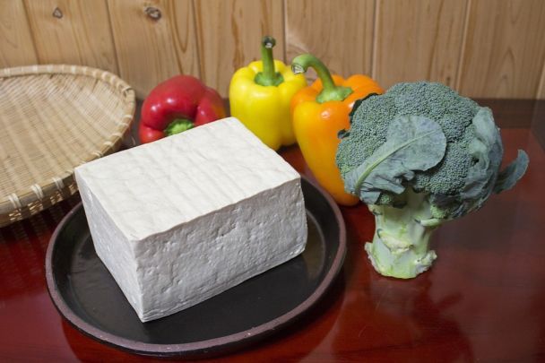Не лише молоко: лікар назвав три доступні продукти для зміцнення емалі та щелепної кістки