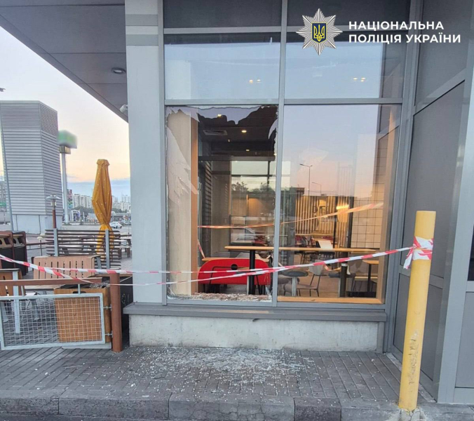 У Києві пошкоджено McDonald's внаслідок дронової атаки: поліція показала фото