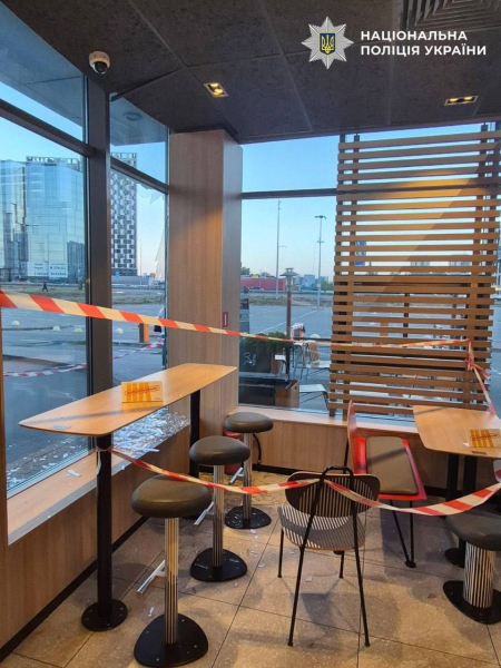 У Києві пошкоджено McDonald's внаслідок дронової атаки: поліція показала фото